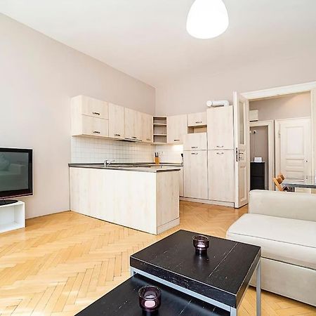 Cozy And Sunny Apartment In Uptown Prague Exterior photo