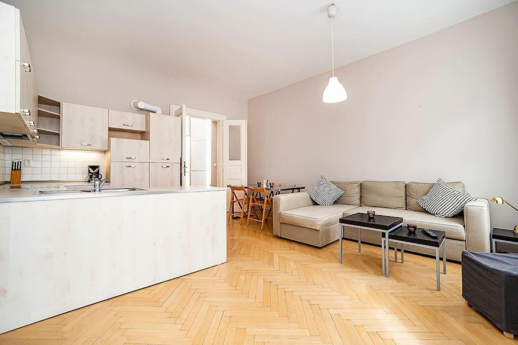 Cozy And Sunny Apartment In Uptown Prague Exterior photo