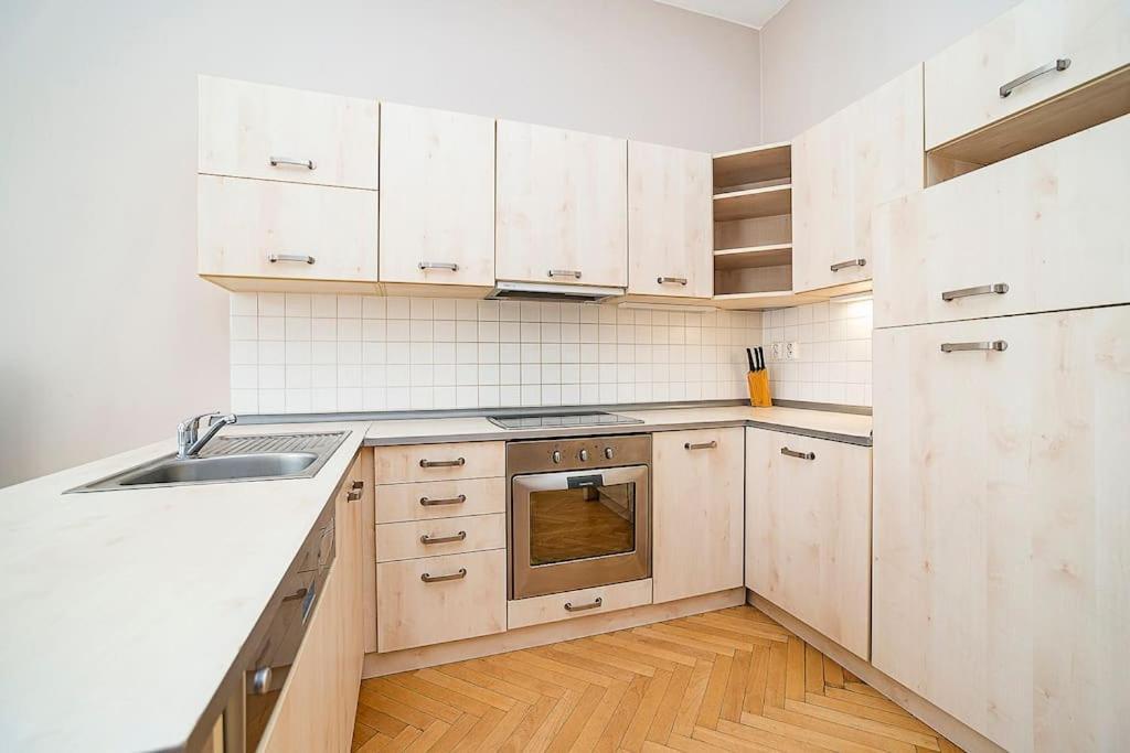 Cozy And Sunny Apartment In Uptown Prague Exterior photo
