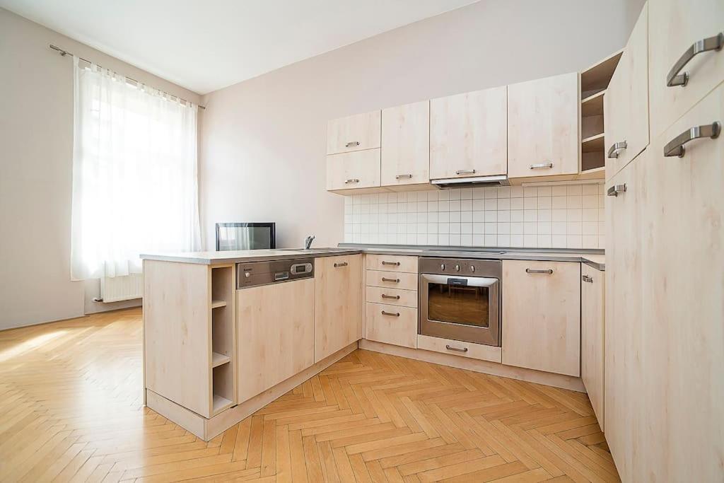 Cozy And Sunny Apartment In Uptown Prague Exterior photo