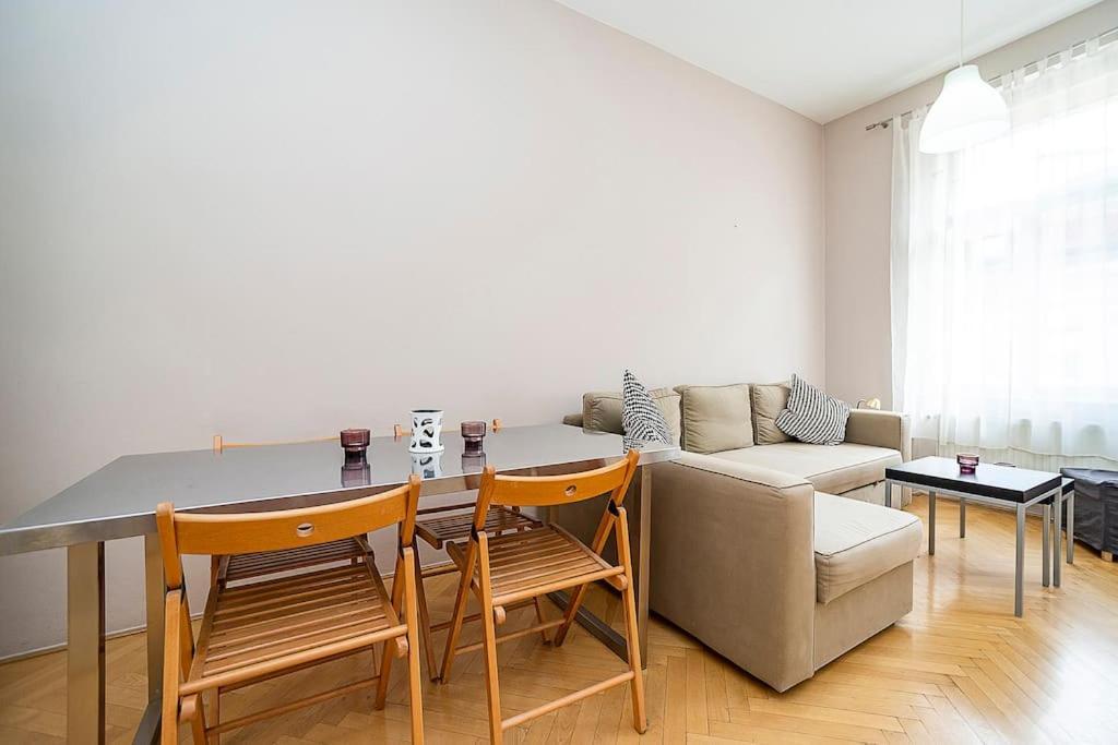 Cozy And Sunny Apartment In Uptown Prague Exterior photo