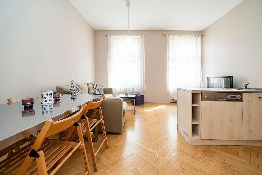 Cozy And Sunny Apartment In Uptown Prague Exterior photo