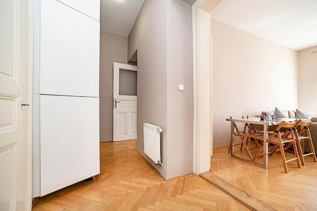 Cozy And Sunny Apartment In Uptown Prague Exterior photo